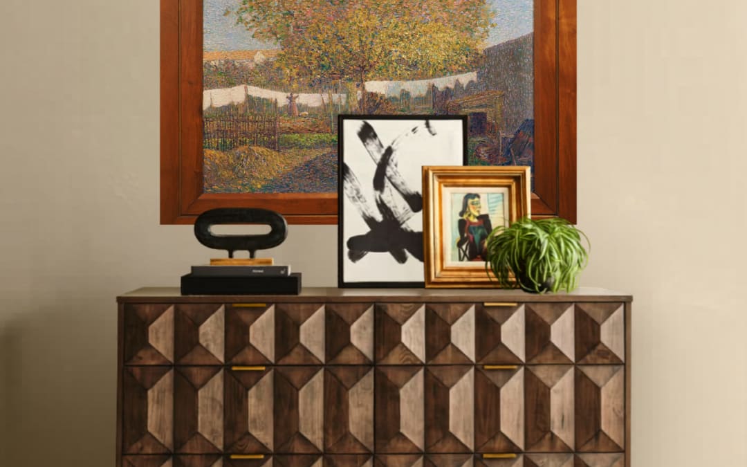 Houten dressoir met grafisch reliëf, schilderijen en persoonlijke accessoires