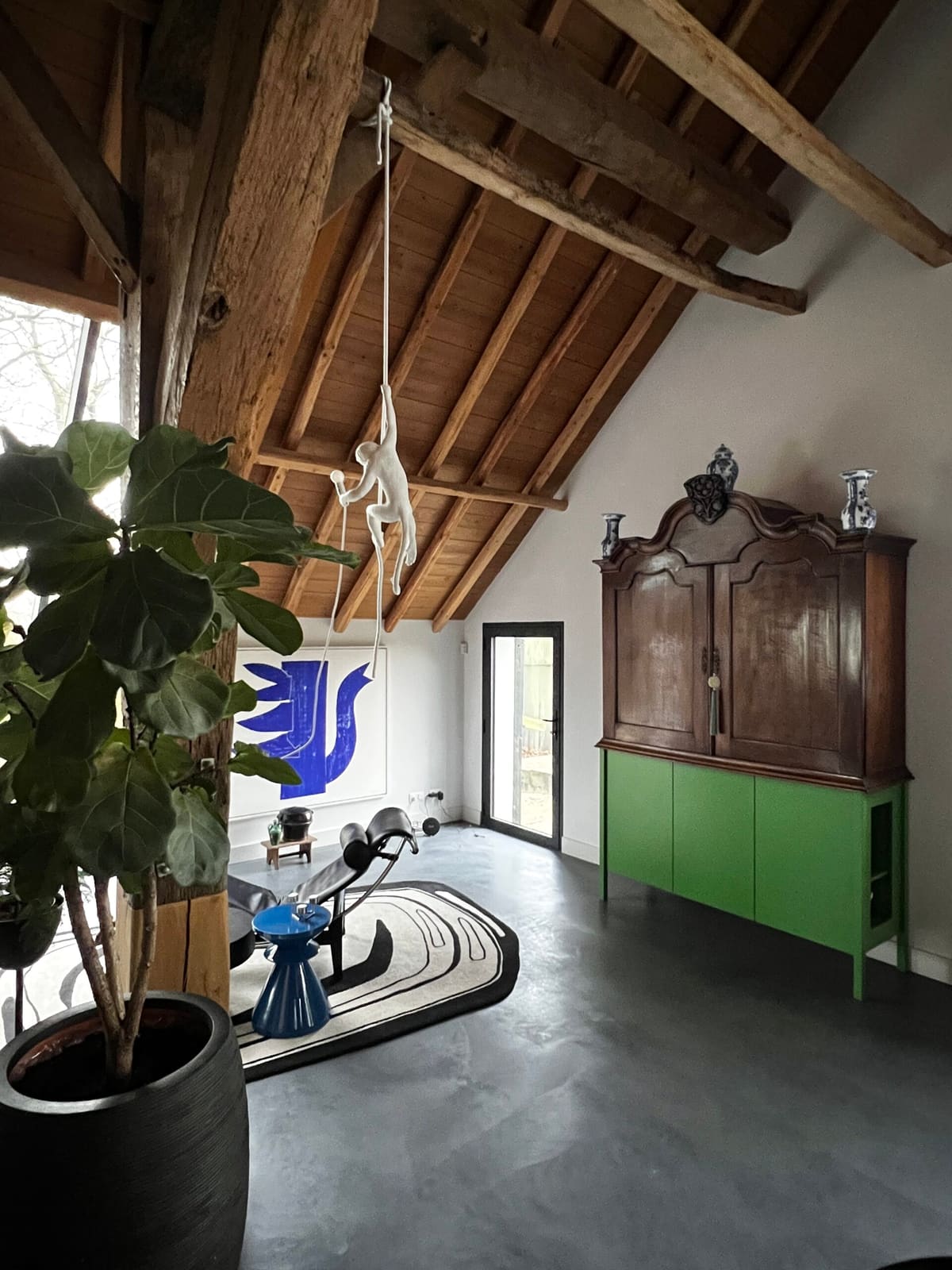 interieurontwerp-interieurstyling-groene-kast-houten-balken-utrecht Interieurontwerp en interieurstyling met houten balken, groene kast en kunst