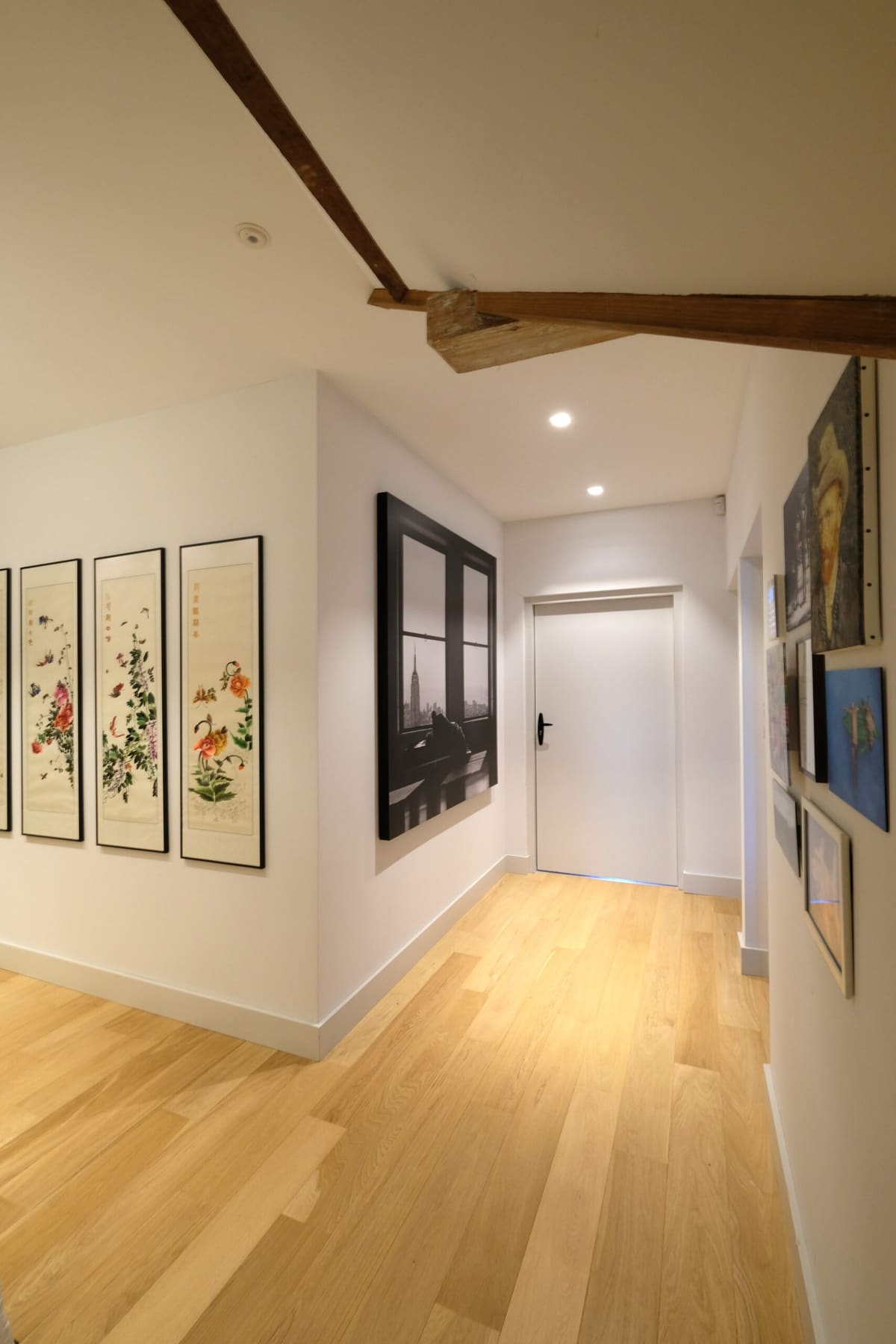 interieurontwerp-interieurstyling-hal-kunst-houten-balken-utrecht Interieurontwerp en interieurstyling van hal met kunst, houten balken en lichte vloer