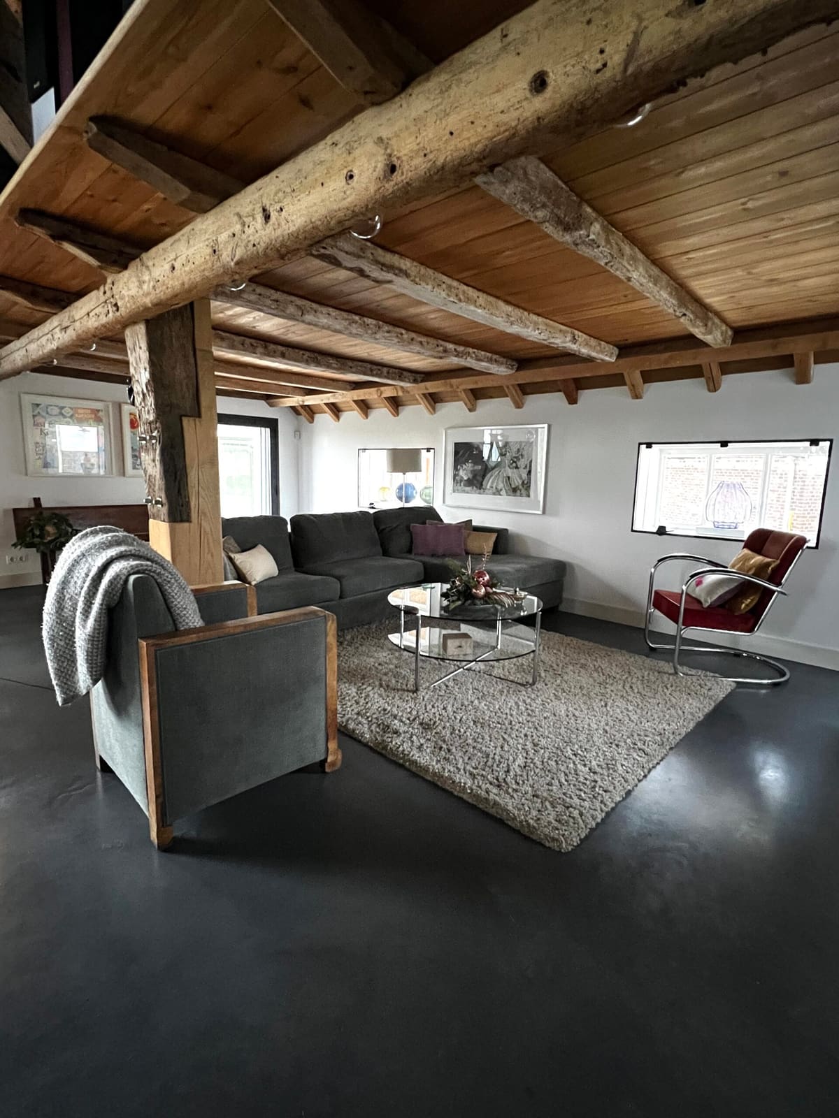 interieurontwerp-interieurstyling-zithoek-houten-balken-utrecht Interieurontwerp en interieurstyling van zithoek met houten balken, kunst en donkere vloer