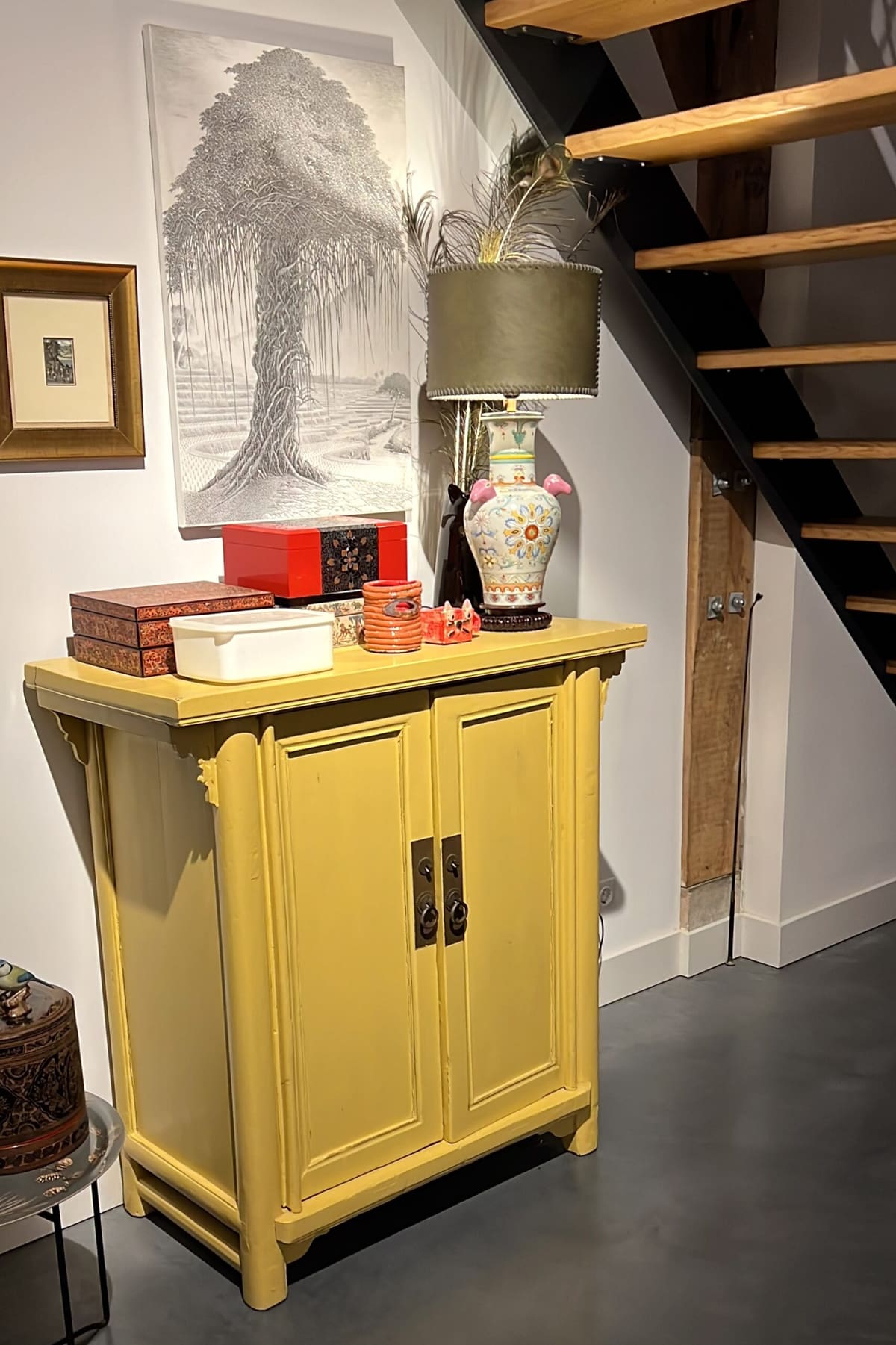 interieurstyling-gele-kast-kunst-houten-stalen-trap-utrecht Gele kast met kunst en persoonlijke styling