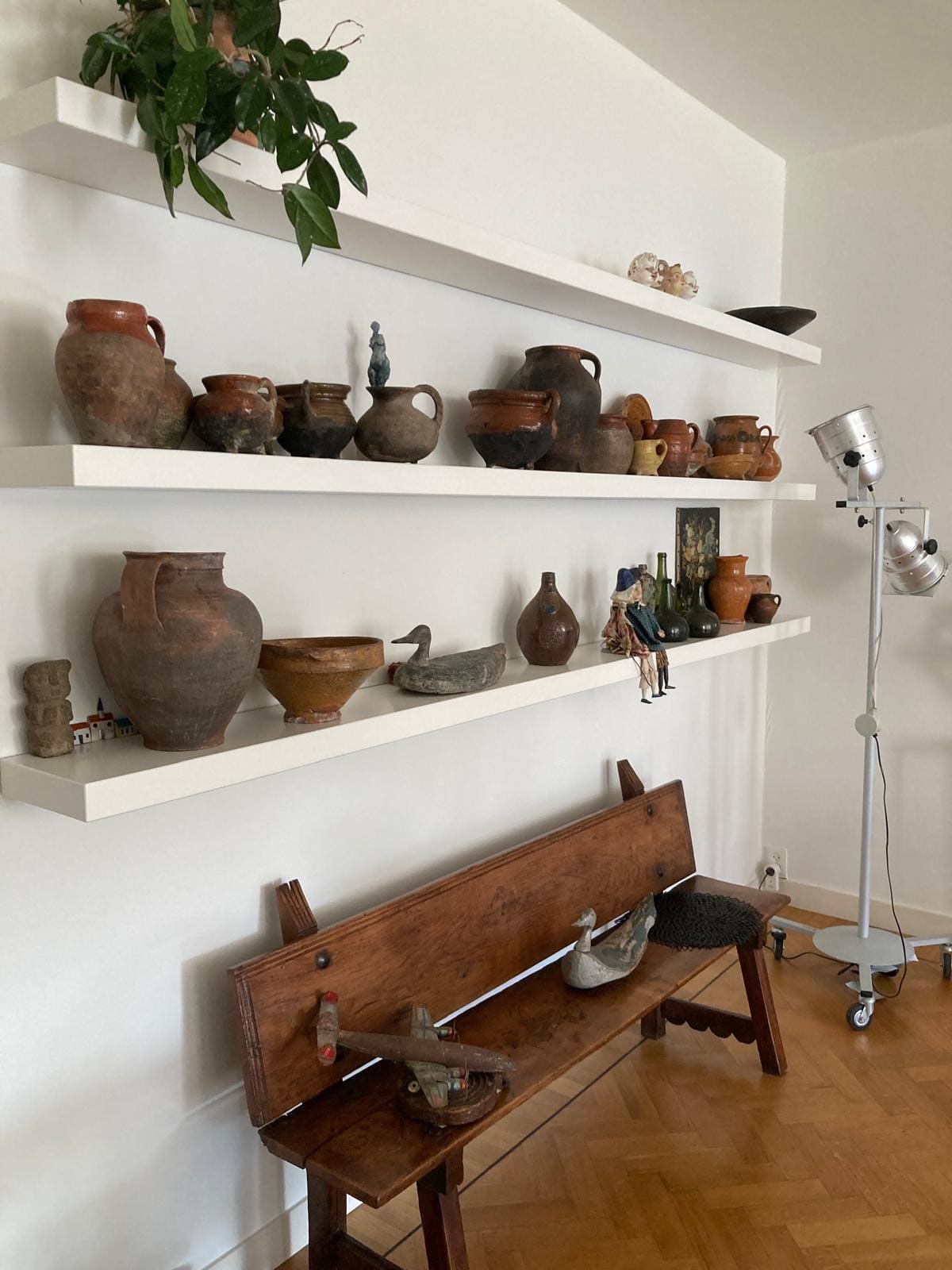 interieurstyling-open-planken-aardewerk-houten-bank-utrecht Interieurstyling met open planken, aardewerk en houten bank in persoonlijk interieur